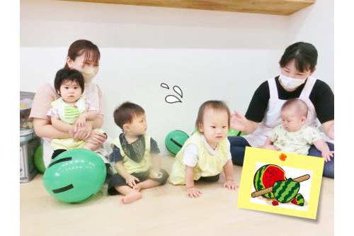 <span style='color:#007fff;'>風船スイカ</span>を叩いて遊んでいると・・・<br><br>段ボールで出来たスイカを保育者が割って<span style='color:#ff7f00;'><span style='font-size:1.2em;'>ビックリ‼‼‼</span></span><br><br>すぐにやりたい気持ちが芽生えて<br>みんな<span style='color:#007fff;'>スイカに向かって一直線(^o^)丿</span><br><br>保育者と一緒に挑戦しましたよ！<br>