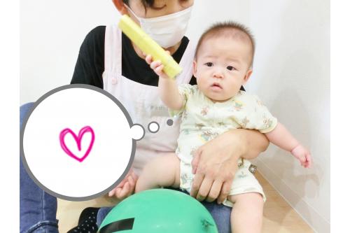 棒を握って持つのは、得意な<span style='color:#ff7f00;'>ひよこチーム</span><span style='color:#ff007f;'>♡</span><br><br>スイカ割りが終わった後も<br>棒を眺めたり<br>引きずって歩いたり・・・<span style='color:#ff007f;'>♡</span><br><br>思い思いにスイカ割りあそびを楽しみました<span style='color:#ff007f;'>♪</span><br><br><br><span style='color:#ff7f00;'>それでは、次回のブログもお楽しみに♡</span>