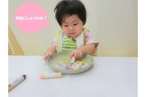 １２色のクレパスの中から<br><span style='color:#1489ff;'>「何色にしようかな？」</span><br>と好きな色のクレパスを探す子どもたち(*^-^*)<br>
