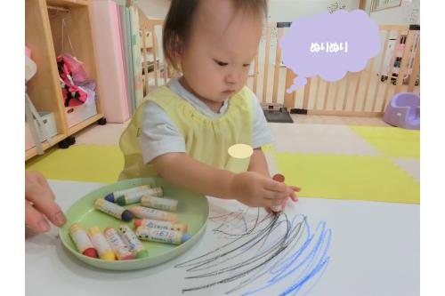 クレパスを手に取ると、<br><span style='color:#ff14ff;'>「これは何だろう？」</span><br>と不思議そうな表情を浮かべている子もいましたが、<br>保育者がクレパスでお絵描きをしてみせると、<br>保育者の真似をして<br>たくさんお絵描きをすることができました<span style='color:#8e1eff;'>★</span><br><br><span style='color:#1e8eff;'>次回のブログもお楽しみに！</span>