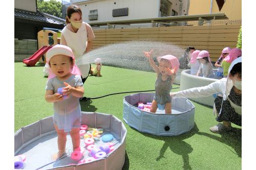 チェリッシュ保育園では、<br>7月・８月に、<br>園庭で<span style='color:#2391ff;'><span style='font-size:1.2em;'>プール遊び</span></span>を行っています<span style='color:#ff2391;'>★</span>