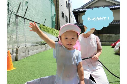 <span style='color:#ff870f;'>「シャワーをもっとかけて！」</span><br>と手を伸ばしてくれる姿は<br>とっても可愛いです(*^^*)<br>