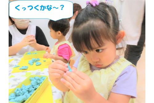 小さな粘土を二つ持って<span style='color:#ff007f;'>「くっつくかな?」</span>とチャレンジする姿も!<br><br><br><span style='color:#00ff7f;'>ぎゅーっと言いながら</span>くっつけていました。<br><br><br>細かな作業も得意になってきていますよ<span style='color:#ff00ff;'>♥</span>