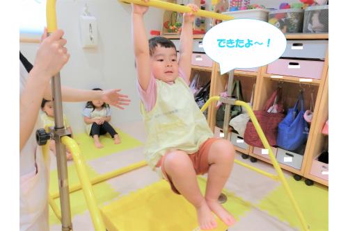 両手で<span style='color:#ff1e1e;'>しっかりと</span>鉄棒を握って<br>ぶら下がることができました<span style='color:#2828ff;'>★</span><br><br>ただぶら下がるだけでなく、<br><span style='color:#ff389b;'>ゆらゆらと</span>体をゆすって楽しんでいましたよ<span style='color:#2391ff;'>♪</span>