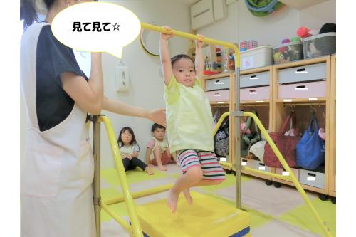 手に力を入れると共に<br>表情も<span style='color:#28ff93;'>真剣</span>になります!<br><br>何度も<span style='color:#9933ff;'>チャレンジ</span>していくうちに、<br>保育者の補助なしでも<br>できるようになりました<span style='color:#ff2dff;'>♪</span>