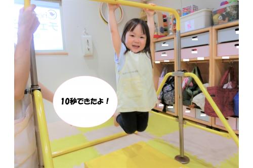 「<span style='color:#1e1eff;'>1,2,3</span>して~♪」と<br>リクエストの声があったので<br>秒数を数えました<span style='color:#ff9b38;'>★</span><br><br>最初は<span style='color:#ff2828;'>3秒</span>だったのが5秒8秒と<br>長くなり、最後には<br><span style='color:#ff28ff;'>10秒</span>ぶら下がることができました<span style='color:#3dff3d;'>(*^^*)</span><br><br>次回のブログもお楽しみに<span style='color:#23ffff;'>!</span>