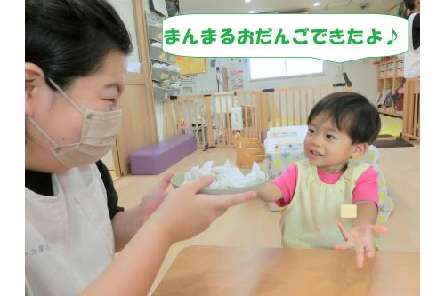 まずは<span style='color:#ff007f;'>半紙を丸めて</span>お団子作り。<br><br><br>上手に<span style='color:#00ff00;'>丸めることが</span>できましたよ!<br><br><br><span style='color:#ff7f00;'>「はい、どうぞ~」</span>と出来上がったものも見せてくれました<span style='color:#00ffff;'>(*^^*)</span>