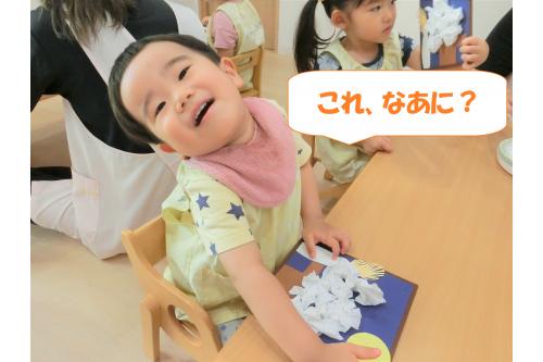 できたお団子を飾りつけ<span style='color:#ffff00;'>♪</span><br><br>すでに貼ってあったお月様を見つけて<span style='color:#007fff;'>「これ、なあに?」</span>と聞いてくれたので<br><br><span style='color:#ff7f00;'>「お月様だよ。」</span><br>と伝えると<br><br><span style='color:#ff00ff;'>「お月様、こんばんは~!」</span><br>と日ごろ読んでいる<span style='color:#00ff00;'>絵本の真似</span>をしていました<br>