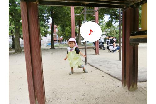あっちへ行ったり<br>こっちへ行ったりと<br><span style='color:#ff7f00;'>大きな公園</span>の中を<br><span style='color:#7f00ff;'>探検</span>しましたよ(^-^)<br><br><br>保育者と追いかけっこをしたり。。。<span style='color:#ff007f;'>♡</span>