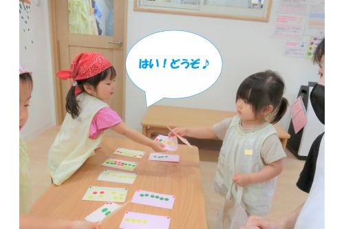 サンドイッチは<span style='color:#ff2d2d;'>ピっ</span>としてから<br>お客さんに手渡していました<span style='color:#9b38ff;'>！</span><br><br>お客さんが帰るときには<br>「<span style='color:#ff2d2d;'>ありがとうございました！</span>」<br>「<span style='color:#ff3399;'>また来てね♥</span>」<br>と伝えていましたよ<span style='color:#ff962d;'>♪</span><br><br>いつもお買い物に行くときに<br>よく見ているのですね<span style='color:#ff33ff;'>(*^^*)</span><br><br>次回のブログもお楽しみに<span style='color:#ffff38;'>★</span>