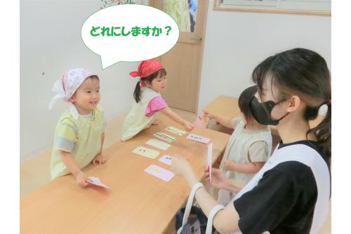 前日に製作していた<br>おりがみのサンドイッチ<span style='color:#2dff96;'>！</span><br><br>机に並べて店員さんとお客さんに<br>分かれて遊びました<span style='color:#ff33ff;'>(*^^*)</span><br><br>バンダナを巻くと<br>気分はすっかり<span style='color:#96ff2d;'>店員さんに♪</span>