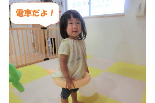 バルーンアート用の風船を腰に巻くとあっという間に<span style='color:#ff007f;'>電車</span>の完成!<br><br><br><span style='color:#ff7f00;'>「いってきます!」</span>と歩いていましたよ。<br><br><br>途中でお友だちと出会うと<span style='color:#007fff;'>「どこ行くの?」</span><span style='color:#00ff00;'>「おかいものよ~!」</span>と声を掛け合っていましたよ<span style='color:#ffff00;'>♪</span>