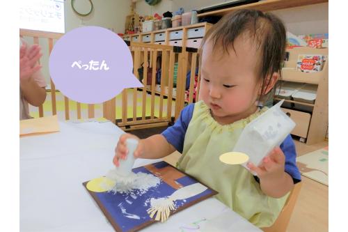 お月見団子は、<br>白い絵の具を<span style='color:#ff8e1e;'><span style='font-size:1.2em;'>スタンプ</span></span>して製作しました!<br>集中して力強く紙いっぱいに<br>スタンプすることができましたよ<span style='font-size:1.4em;'><span style='color:#ff2828;'>♬</span></span><br><br>お月見の日は、<span style='font-size:1.2em;'><span style='color:#ff2391;'>餅つきごっこ</span></span>をしました<span style='font-size:1.4em;'><span style='color:#1eff1e;'>!</span></span>