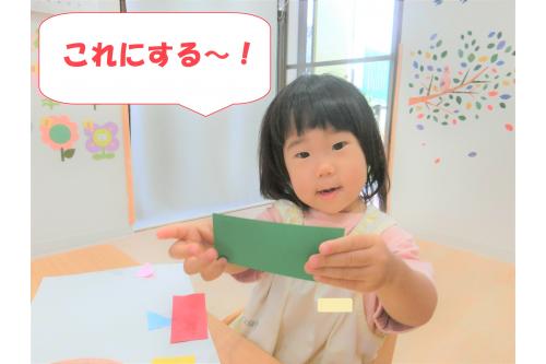 カラフルな<span style='color:#00ff00;'>長方形、正方形、三角形</span>の画用紙から好きな形を選んでのり貼りをしました。<br><br><br>少しずつ指にのりをとって塗り広げることは<span style='color:#007fff;'>指先</span>を使うので難しいのですが、何度もチャレンジ!<br><br><br>適量とることができると、<span style='color:#ff7f00;'>「できた!」</span>と教えてくれました<span style='color:#ff00ff;'>(*^^*)</span>