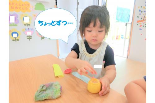 とんぼの胴体、羽、メガネを<br>すべて作りました<span style='color:#28ff28;'>★</span><br><br>製作活動が<span style='color:#ff962d;'>盛りだくさん</span>でしたが、<br>子どもたちは一生懸命作りましたよ<span style='color:#ff33ff;'>♪</span><br><br>のりを使うときは<br><span style='color:#ff2893;'>「これくらい?」</span>と手に取ったのりを<br>見せて、確認します<span style='color:#33ffff;'>(*^^*)</span>