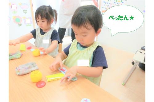 9月の季節のお歌の<span style='color:#ff9123;'>「とんぼのメガネ」</span>では<br>1番の<span style='color:#ff2828;'>水色メガネ</span>を歌っていますが、<br>製作では様々な色を用意し、<br>好きな色を選びました<span style='color:#2dff2d;'>♪</span><br><br>両目同じ色にしたり違う色にしたり、<br>ひとりひとり<span style='color:#9328ff;'>違うとんぼ</span>が<br>完成しました<span style='color:#ff38ff;'>(*^^*)</span>