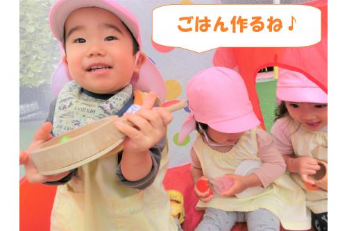 早速園庭に<span style='color:#00ff00;'>テント</span>を出すと大人気！<br><br><br>中に入って<br><span style='color:#ff007f;'>「ごはんまだで～す！」</span><br><span style='color:#ff7f00;'>「もうすこしで～す！」</span><br>とすっかり気分はコックさんでした<span style='color:#00ffff;'>(*^^*)</span>