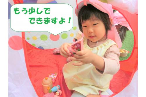 マグネットの食べ物をくっつけながら<br><span style='color:#007fff;'>「これはピザ！」</span><br><span style='color:#00ff00;'>「チーズびよ～んってなるよ♪」</span><br><span style='color:#ff7f00;'>「あついからふーっしてね」</span><br>と会話も弾みます！<br><br><br>言葉のやりとりもどんどん増え<br><span style='color:#ff007f;'>お友だちと一緒に楽しむおままごと</span>という<br>雰囲気も大きくなりました♪<br>
