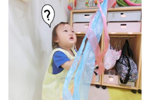 <span style='color:#0000ff;'>ゆらゆら</span>と揺らして<br>揺れるスズランテープの音や動きを感じたり。。。<span style='color:#7f00ff;'>♪</span>