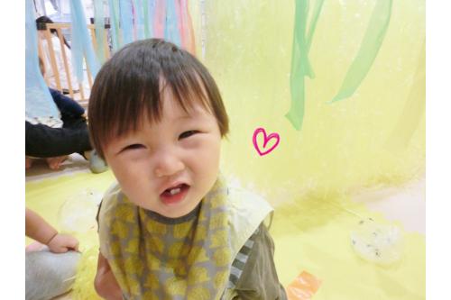 少しづつ指先も上手に使って<br><span style='color:#7f00ff;'>いろいろなことができる</span>ようになってきました<span style='color:#ff7f00;'>！</span><br><br><span style='color:#ff7f00;'>できることが増えてきて<br>日々、成長を感じとっても嬉しいです♪</span><br><br>これから身体を使って遊びながら<br>指先を使った遊びもたくさんしていきたいと思います<span style='color:#ff007f;'>♡</span><br><br><span style='color:#0000ff;'>それでは次回もお楽しみに～</span>