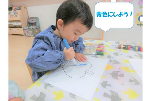 まずはりんごの絵の中に<span style='color:#2828ff;'>水性のペン</span>で<br>色を塗っていきました<span style='color:#ff9328;'>★</span><br><br>ぬりえがとても上手になり、<br>「<span style='color:#28ff28;'>線の中</span>に塗ってね」と伝えると<br>真剣な表情で、塗っていましたよ<span style='color:#ff38ff;'>♪</span>