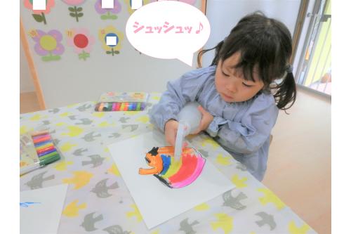 色を塗り終わると、<br>絵に霧吹きを掛けて<br>にじみ絵にしました<span style='color:#ff2391;'>(*^^*)</span><br><br>両手でしっかりと持って、<span style='color:#93ff28;'>シュッシュッ</span>と<br>吹きかけて少しずつ色がにじむのを<br>楽しんでいました<span style='color:#ff2dff;'>♥</span><br><br>次回のブログもお楽しみに<span style='color:#ff2dff;'>♪</span>