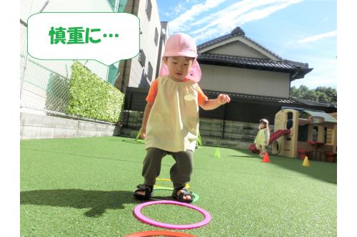 平フープでは<span style='color:#ff7f00;'>ジャンプ</span>にチャレンジ!<br><br><br>両足を揃えて「ジャンプ!」も少しずつできるようになってきています<span style='color:#00ff00;'>♪</span><br><br><span style='color:#00ff00;'>チャレンジ精神</span>をどんどん育んでもらいたいです<span style='color:#ff2893;'>(*^^*)</span><br><br>また、次回のブログもお楽しみに<span style='color:#ffff00;'>★</span>