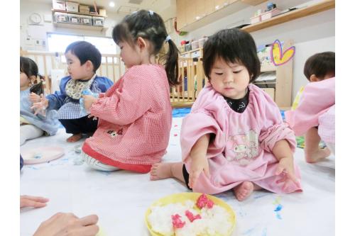 チーム合同で<span style='color:#7f00ff;'>片栗粉粘土</span>で遊んだときには、<br><br>お友達の様子を見ながら握ったり、つまんだりと<br><br>とっても上手に真似っこしていましたよ<span style='color:#ff007f;'>♡</span>