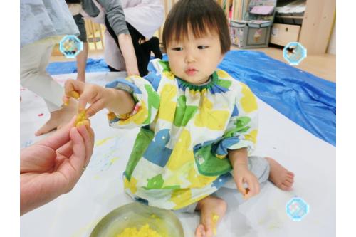 つまんで保育者にあげてみたり。。。<span style='color:#ff7f00;'>☆</span><br><br>歩きながら足でも感触を楽しんでいました<span style='color:#7f00ff;'>(^-^)</span><br><br><br>お友達と遊ぶ楽しさを感じることができて良かったです<span style='color:#ff007f;'>♡</span><br><br>それでは、次回のブログもお楽しみに~<span style='color:#ff7f00;'>☆彡</span>