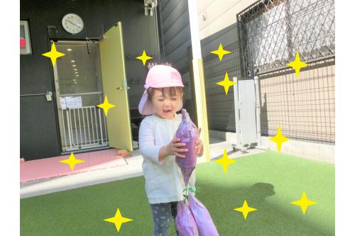 つたのお芋は何個も連なっていて、<br>「いっぱいあるね~!」と<br>一つずつ観察していました<span style='color:#ff19ff;'>(*^^*)</span><br><br><span style='color:#2391ff;'>「もう一回する!」</span>と言って、<br>何度も芋ほりごっこを<br>楽しみました<span style='color:#2dff2d;'>★</span><br><br>次回のブログもお楽しみに<span style='color:#28ffff;'>♪</span>
