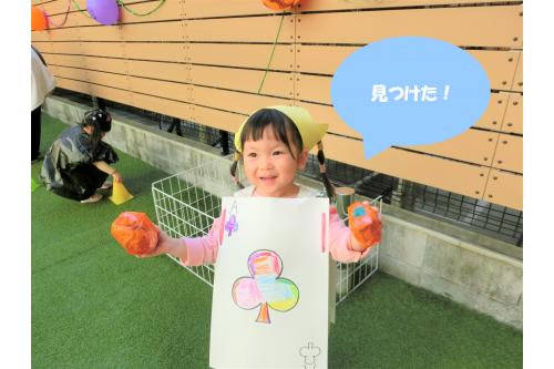 最後はお家の中にいるおばけに向かって、<br><span style='color:#870fff;'>「トリックオアトリート!!」</span><span style='font-size:1.2em;'></span><br><br>みんなお菓子をもらえてよかったね<span style='color:#ff3333;'>♥</span>