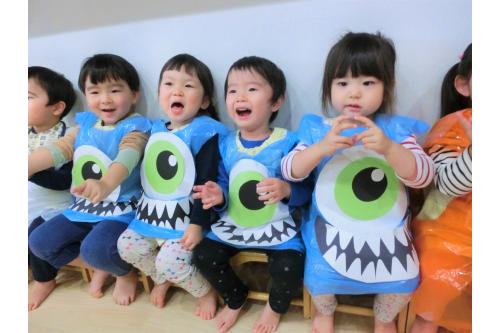 講師に<br><span style='color:#2dff96;'>「Trick or treat!!」</span>と言って<br>プレゼントをもらいました<span style='color:#ff2d2d;'>♥</span>
