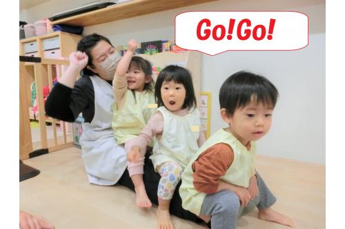 まずは<span style='color:#00ff00;'>「バスに乗って」</span>みかんのある場所まで出発！<br><br><span style='color:#ff007f;'>「Go！Go！」</span>と掛け声もばっちりで楽しくみかん畑へ向かいました。<br>