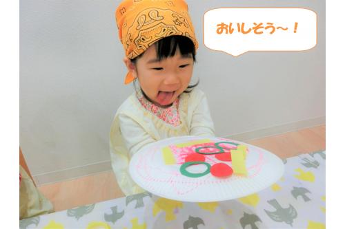 ピザに<span style='color:#ff8205;'>トマトとピーマン</span>をトッピングして仕上げにチーズも！<br><br><br><span style='color:#7f00ff;'>美味しいのできたから食べてね～！</span>とふるまってくれましたよ<span style='color:#ffff00;'>★</span>