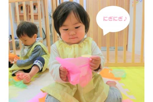 お花紙をくしゃくしゃと<br>丸めてみたり.....<br>