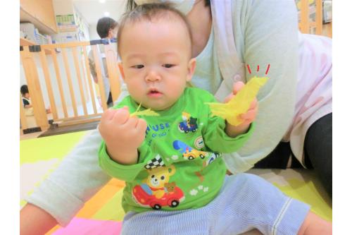 手の平でお花紙の感触を<br>楽しんでくれました<span style='color:#ff2391;'>♥</span>