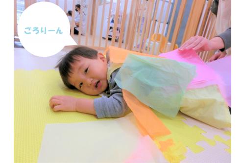 お花紙のお布団でねんねする<br>お友だちもいましたよ<span style='color:#1e1eff;'>☆</span><br><br>最後は、破ったお花紙を<br><span style='color:#1489ff;'>ぺったん</span>と壁に貼り付けると........<br>