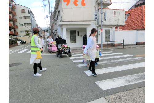 ③公園に到着後、保育には入らず<br><span style='color:#ff23ff;'>全園児が見渡せる位置</span>で危険がないように安全確認をおこないます。<br><br>危険を発見した際は、すぐに周囲へ知らせるため<br>防犯ブザーまたは笛を所持しています。<br><br>※監視役以外も全職員が笛を所持しています。<br>