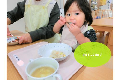 <span style='color:#007fff;'>ひよこチームさん（０歳児）</span>の様子です<span style='color:#89ff14;'>(*^^*)</span><br><br>食べる度に<span style='color:#ff14ff;'>「おいしー！」</span>と<br>言ってくれるお友達も<span style='color:#ff2323;'>♥</span>