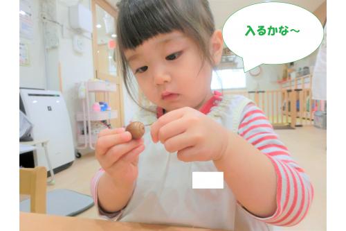公園で拾った<span style='color:#ff9328;'>どんぐり</span>を使って<br>ビーズと一緒に<br>ひも通しをしましたよ<span style='color:#ff2dff;'>(*^^*)<br></span><br>ひも通しが得意な<br><span style='color:#ff2dff;'>うさぎチームさん！</span><br><br>今回はいつもより細いひもを<br>小さい穴に通すのに挑戦です<span style='color:#9328ff;'>♪</span>