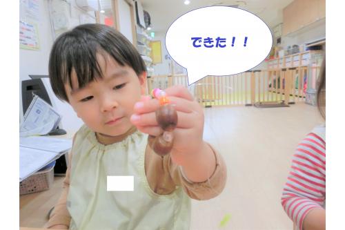 ビーズもどんぐりも<br>保育者と一緒に通していくうちに<br><span style='color:#ff2d2d;'>一人</span>でも通せるようになりました<span style='color:#ff23ff;'>♪</span><br><br>次々と「できた！」という声が<br>聞こえてきましたよ<span style='color:#ff2893;'>♥</span><br><br>みんなとても集中して<br>取り組んでいました<span style='color:#ff962d;'>★</span>