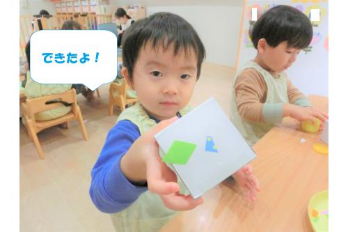 切った折り紙は<br>箱に貼っていきましたよ<span style='color:#ff2893;'>♪</span><br><br>好きな場所に貼っていき、<br>「ここに貼ったよ<span style='color:#33ff33;'>★</span>」と<br>嬉しそうに見せてくれました<span style='color:#ff9b38;'>(*^^*)</span><br><br>出来上がったプレゼントは<br>玄関に飾ってありますので<br>ぜひご覧ください<span style='color:#ff3399;'>♪</span><br><br>次回のブログもお楽しみに<span style='color:#3333ff;'>★</span>