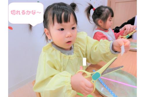 はさみを使う前に、<br>使い方をおさらいしましたよ<span style='color:#ff9328;'>★</span><br><br>どの指を使うのかも<br>しっかりと覚えていました<span style='color:#ff2893;'>(*^^*)</span><br><br>説明の後は<br>細長い折り紙の<span style='color:#2323ff;'>一回切り</span>に挑戦!<br><br>はさみは何度も使っているので<br>スムーズに切ることができましたよ<span style='color:#8c19ff;'>♪</span>