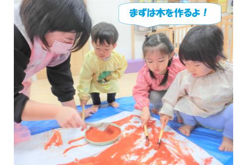 まずは土台の木をみんなで筆で塗りました♪<br><br><br><span style='color:#00ff00;'>「どんな色?」</span>とお話したり<br><br><br>枠の中を<span style='color:#ff007f;'>狙って塗る</span>ことも少しずつ練習中です!<br>