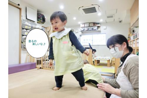 頬や身体をくっつけてふわふわと<span style='color:#ff7f00;'>柔らかい感触</span>を感じたり<br><br><span style='color:#ff007f;'>布団</span>を積み重ねて上に登ってみたり・・<span style='color:#ff00ff;'>♪</span>