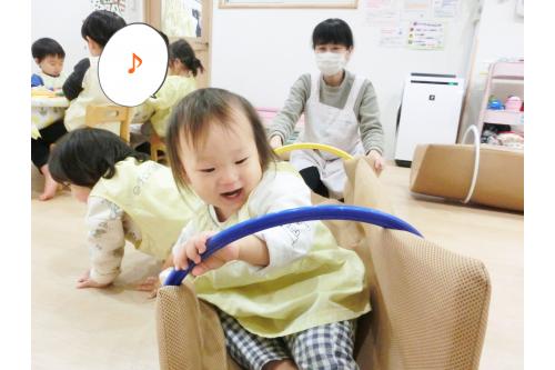 ゆらゆら揺らしながら<span style='color:#0000ff;'>車のハンドル</span>のように動かしたり・・・<span style='color:#ff00ff;'>♡</span><br><br><span style='color:#ff007f;'>遊び</span>の中で何かに見立てて遊ぶことが<span style='color:#ff7f00;'>だんだん</span>と増えてきました<span style='color:#ff7f00;'>(^-^)</span><br><br><span style='color:#0000ff;'>日常生活</span>を再現する見立て遊びを通して<br>言葉などのやり取りも<span style='color:#ff7f00;'>楽しんでいきたい</span>と思います<span style='color:#ff00ff;'>♪</span><br><br>それでは次回もお楽しみに～<span style='color:#ff007f;'>☆彡</span>
