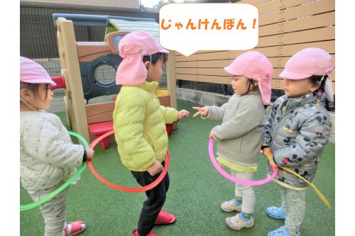 一度したことのある電車ごっこ<span style='color:#ff962d;'>★</span><br>最初は前と同じように、<br>フープを使って連結しましたよ<span style='color:#ff2dff;'>♪</span><br><br><span style='color:#3333ff;'>ルール</span>もしっかりと覚えていて、<br>じゃんけんも連結も<br>上手にできました<span style='color:#ff33ff;'>(*^^*)</span>
