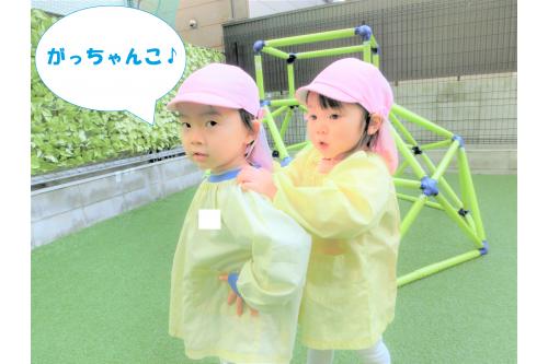 <span style='color:#28ff28;'>フープ</span>を使った後は、<br><span style='color:#ff19ff;'>お友だち</span>の肩を持って<br>連結します<span style='color:#2828ff;'>！</span><br><br>「お友だちと一緒だから<br><span style='color:#962dff;'>ゆっくり</span>歩こうね！」と伝えると<br>お友だちのペースに合わせて<br>歩く姿が見られました<span style='color:#ff962d;'>(*^^*)</span>
