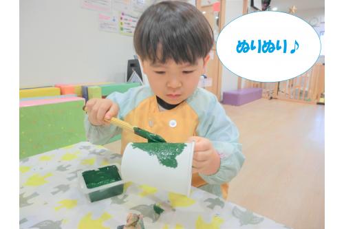 筆を使って<span style='color:#2828ff;'>紙コップ</span>に<br>色を塗りました<span style='color:#2dff2d;'>♪</span><br><br>また別の日に<span style='color:#ff2828;'>立体の物</span>に色を塗る<br>製作を行うので、<br>その練習をしましたよ<span style='color:#ff2dff;'>(*^^*)</span><br><br>指先を使って器用に回しながら<br>色を塗っていきます<span style='color:#ff962d;'>★</span>