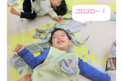 新聞紙の上に<span style='color:#ff7f00;'>ゴロン</span>と寝転んでお昼寝。<br><br><span style='color:#ff007f;'>「お布団かけて～」</span>とお友だちに声をかけて<br>お互いに<span style='color:#7fff00;'>お昼寝ごっこ</span>も楽しみました♪<br><br>ほかにも首元に新聞紙を当てて<span style='color:#0000ff;'>「エプロン！」</span>と<br>おままごとに発展したりと<br><span style='color:#ff0000;'>ごっこあそび</span>が大好きです♪<br><br><br>また、次回のブログもお楽しみに<span style='color:#ffff00;'>★</span>
